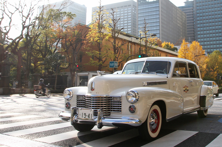 霞門交差点を通過する1941年「キャデラック・フリートウッド60スペシャル」。全長5.5m超、全幅2m超、全高1.6m超のボディーに、米軍の軽戦車にも使われた5.7リッターV8フラットヘッド（サイドバルブ）ユニットを積む。