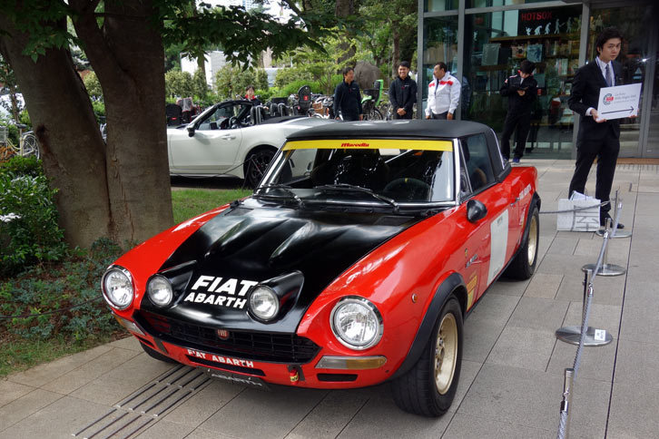 1974年式の「フィアット・アバルト124スパイダー ラリー」。前出の「アバルト124スパイダー」のオリジナルとなったクルマである。