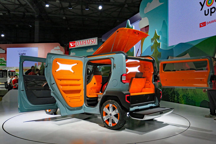 とにかく“積むこと”に重きを置いた「WakuWaku」。そのコンセプトは（ちょっと薄めつつも）「タフト」に踏襲されたが、さすがにルーフラゲッジまでは受け継がれなかった。