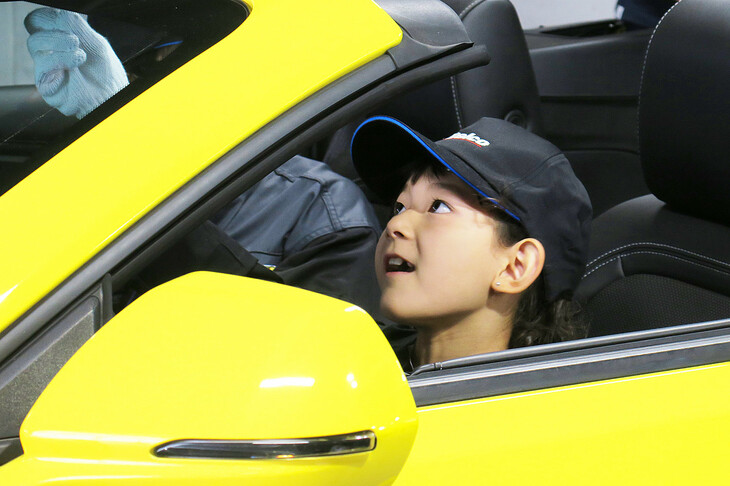 「わくわくキッズメカニック体験」では、模型などに加えて、実車に触れる機会も。子供たちは「シボレー・カマロ コンバーチブル」の屋根が開閉するさまや、エンジンやホーンのサウンドに目を輝かせていた。