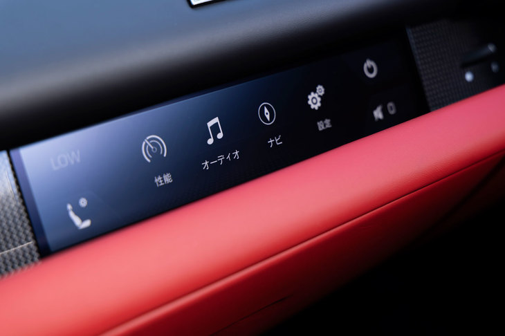 ダッシュボードにセンターモニターは備わらないものの、助手席の前にはパッセンジャーディスプレイを設置。助手席の乗員も、オーディオなどを操作できるようになっている。