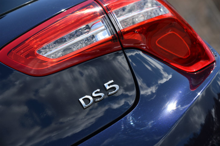それまで1.6リッターのガソリンユニットだけだった「DS 5」のラインナップに、2リッターディーゼル搭載の「シックBlueHDiレザーパッケージ」が加わったのは2017年1月のこと。車両価格は497万円。