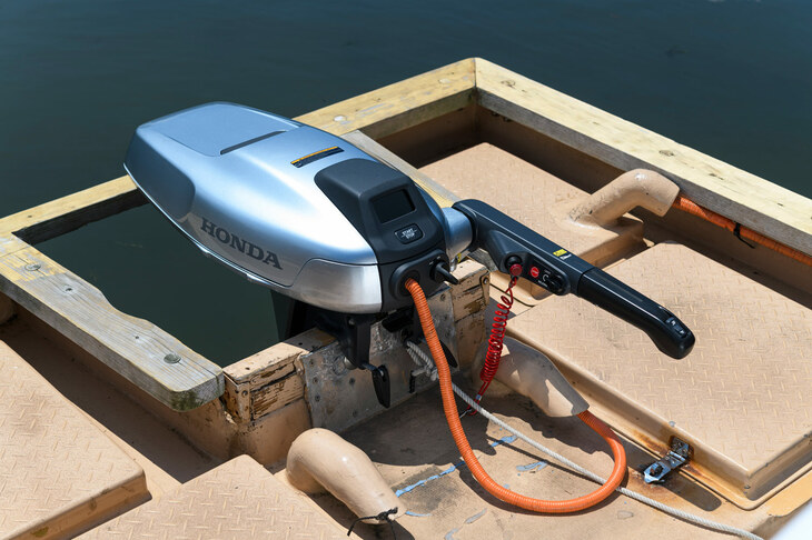 船尾に積まれた電動推進機。重量は30kgと軽量だが、これとは別にバッテリーボックスが必要となる。出力は4kWと、既存のエンジン推進機「BF9.9」と比べると低いが、速度が5km/h程度の遊覧船ではこれで十分とのこと。電動モーターならではのトルクの立ち上がりのよさにより、加速性能はこちらが優れる。