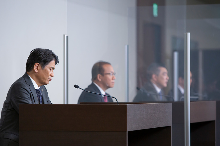 質疑応答において、報道陣の問いに答えるトヨタのメンバー。