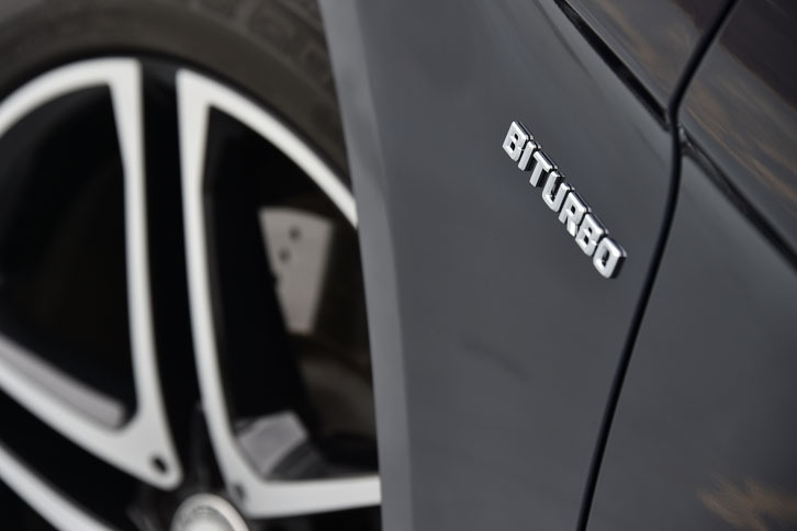 フロントフェンダーには「BITURBO」（ツインターボ）のバッジが貼られる。