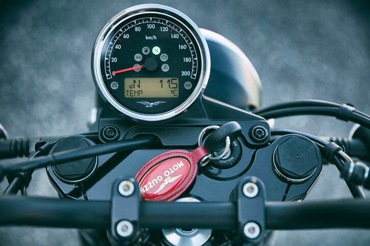 他の3モデルが2眼式のメーターを備えているのに対し、「V7 IIIストーン」のメーターは速度計のみの単眼式。走行距離や燃費などの情報を表示する、モノクロのインフォメーションディスプレイが装備される。