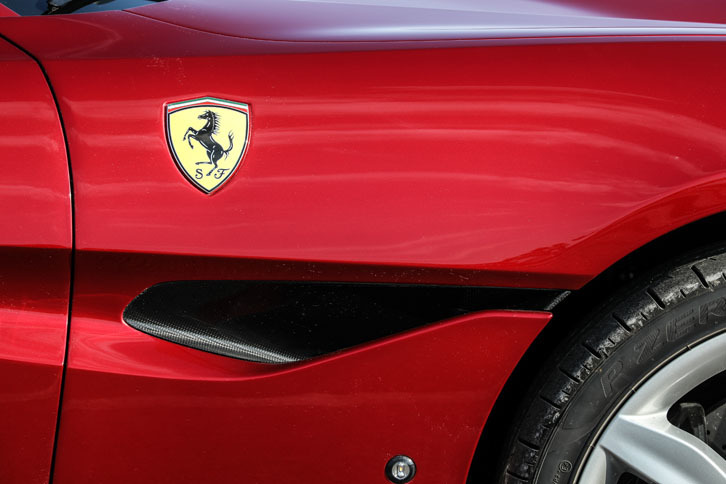 フロントホイールアーチの後方に“エア・エクストラクション・フィン”（気流抽出フィン）が設けられている。