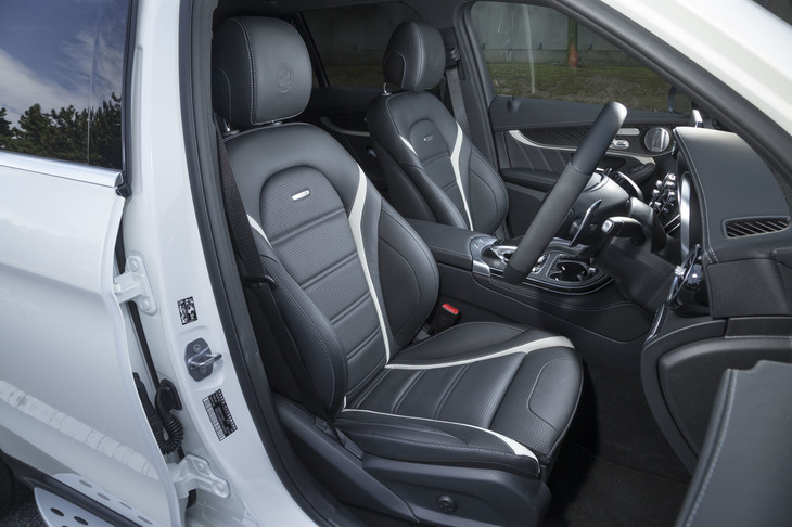 「GLC63 S 4MATIC＋」ではナッパレザーのスポーツシートが標準装備。ヘッドレストにはAMGエンブレムがエンボス加工されている。