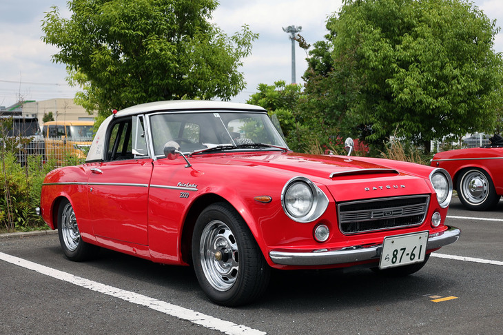 1967年「ダットサン・フェアレディ2000」（SR311）。オープン時代のフェアレディの最終発展型の、俗に“ローウィンドウ”（ウインドシールドの丈が低い）と呼ばれる初期型。アルミホイールが普及する前にはやった、スチールホイールをクロームメッキした商品名“エルスター”ホイールを履いている。