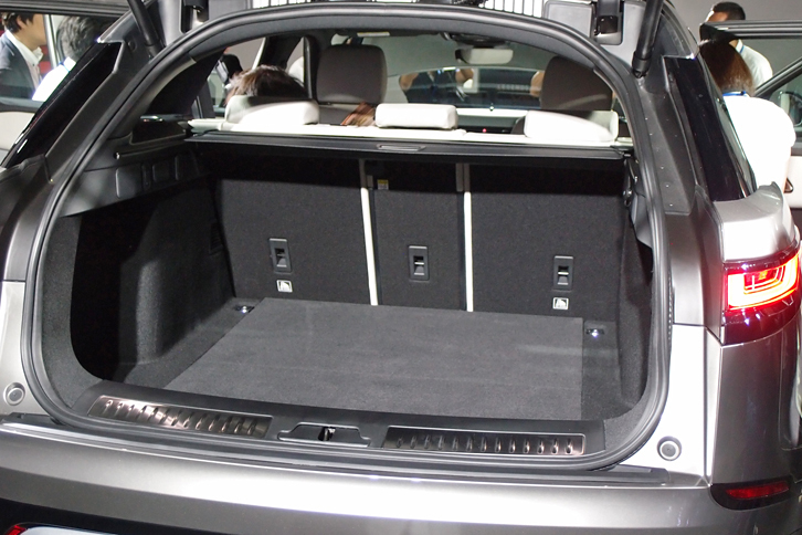 荷室の容量は5人乗車時で673リッター。最大1731リッターにまで拡大できる。
