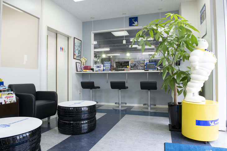 明るく落ち着いた雰囲気の店内。女性でもくつろげる空間を目指したという。