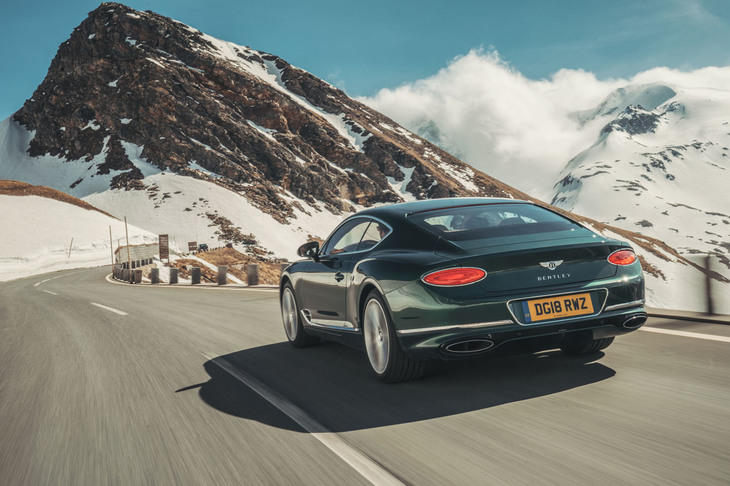 アルプスのワインディングロードを駆け上がる「コンチネンタルGT」。左右に楕円（だえん）をひとつずつ配したリアコンビランプは、3代目の特徴的なディテールのひとつ。