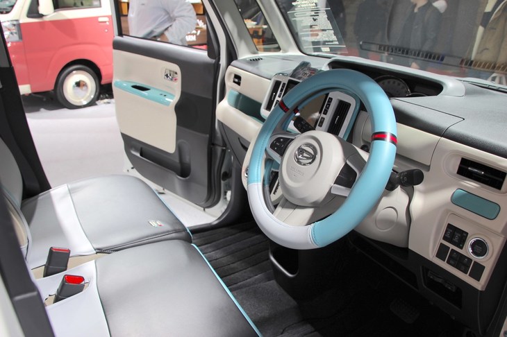 その内装。できれば初期の空冷フォルクスワーゲン風の車内用花瓶をアクセサリー設定してもらい、ユーザーは（初音ミクの持ち物である）長ネギをさして走ってほしいものだ。