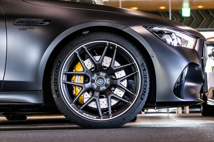 21インチの鍛造AMGアルミホイール（RWE）を標準装備としている「AMG GT53 4MATIC＋（ISG）ファイナルエディション」。タイヤはフロントが275/35ZR21、リアが315/30ZR21サイズで、今回の試乗車は「ミシュラン・パイロットスポーツ4 S」を組み合わせていた。