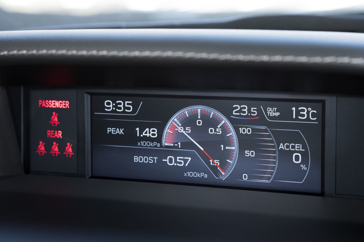 ダッシュボード上部のインフォメーションディスプレイ。「WRX STI」のものでは、ブースト圧やアクセル開度なども確認できる。
