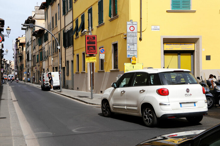 ユーロ5ディーゼル規制よりはるか前に導入された、フィレンツェ旧市街の一般車両進入禁止エリア。イタリア版ETC「テレバス」を装着した住民のクルマでないと、監視カメラで自動撮影され、反則金の対象となる。2021年撮影。