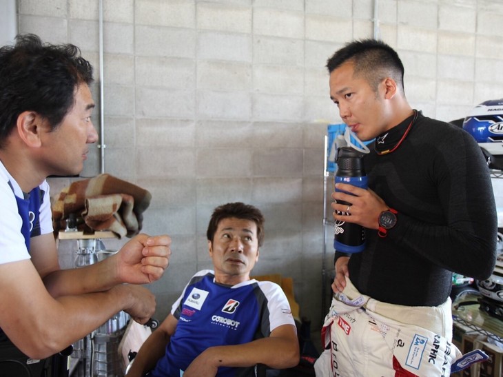 予選を終えた久保選手（写真右）は、少し悔しそうな表情。しかしチームとコミュニケーションをとり、オンボードを見て、すぐに決勝への切り替えをしていました。普通のことと思われるかもしれませんが、その切り替えのスピードはチーム全体の雰囲気づくりにも影響してくるとても大切な要素です。こういった切り替えや伝え方といった2人の先輩方の対応は本当に勉強になりますし、彼らを尊敬する理由のひとつでもあります。