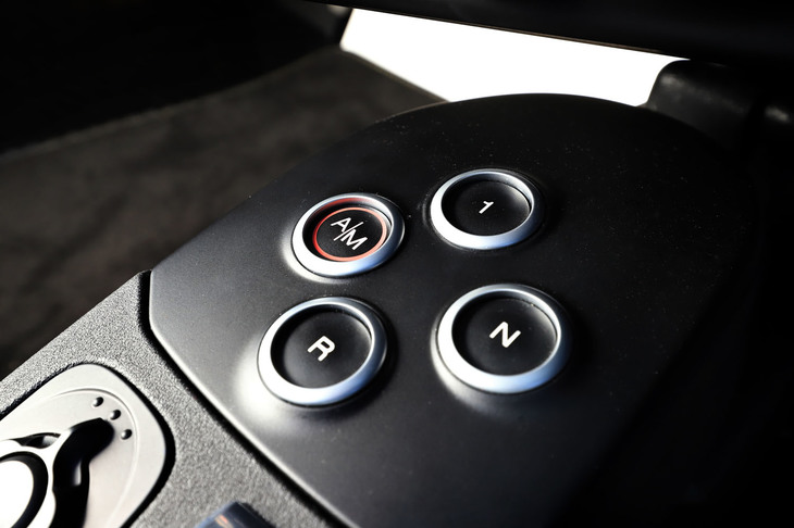 センターコンソールに備わるボタン式のシフトセレクター。「4C／4Cスパイダー」のトランスミッションには、乾式の6段デュアルクラッチ式ATが採用されている。