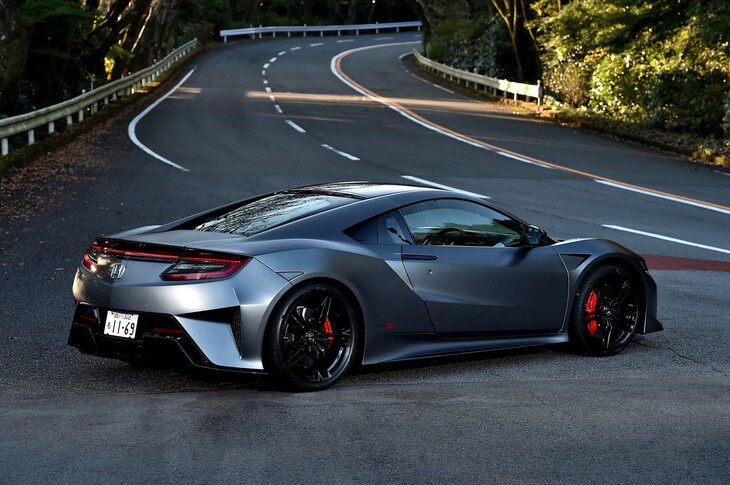 【ホンダNSXタイプSのスペック】
	ボディーサイズ：全長×全幅×全高＝4535×1940×1215mm／ホイールベース：2630mm／車重：1770kg／駆動方式：4WD／エンジン：3.5リッターV6 DOHC 24バルブ ターボ／モーター：交流同期電動機／トランスミッション：9段AT／エンジン最高出力：529PS（389kW）/6500-6850rpm／エンジン最大トルク：600N・m（61.2kgf・m）/2300-6000rpm／フロントモーター最高出力：37PS（27kW）/4000rpm（1基あたり）／フロントモーター最大トルク：73N・m（7.4kgf・m）/0-2000rpm（1基あたり）／リアモーター最高出力：48PS（35kW）/3000rpm／リアモーター最大トルク：148N・m（15.1kgf・m）/500-2000rpm／システム最高出力：610PS（449kW）／システム最大トルク：667N・m（68.0kgf・m）／タイヤ：（前）245/35ZR19 93Y／（後）305/30ZR20 103Y（ピレリPゼロ）／燃費：10.6km/リッター（WLTCモード）／価格：2794万円
	
	【取材時の燃費データ】
	テスト距離：256.1km（市街地1：高速道路7：山岳路2）／使用燃料：36.4リッター（ハイオクガソリン）／参考燃費：7.5km/リッター（満タン法）／8.4km/リッター（車載燃費計計測値）