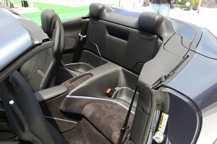 フェラーリ・ローマ スパイダー（リアシート）