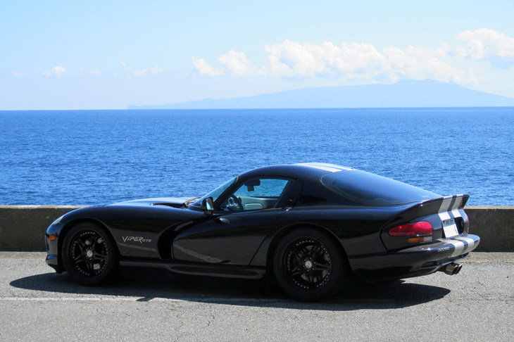 東伊豆道路にてちょいと記念撮影。記者の世代は、学生のころにちょうどシミュレーションゲームの『グランツーリスモ』で遊んでいた世代なので、実は知り合いのゲーマーの方が、記者より「バイパー」に詳しかったりした。