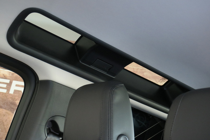 ランドローバー・ディフェンダー110 SE エクスプローラーパック装着車（アルパインウィンドウ）