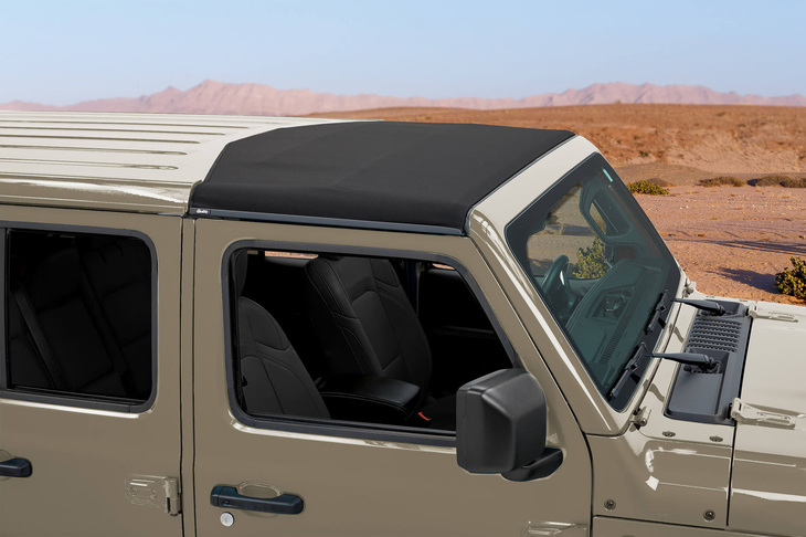 手動開閉式ソフトトップ「フリップトップ」は付属のハードトップとも付け替えが可能。