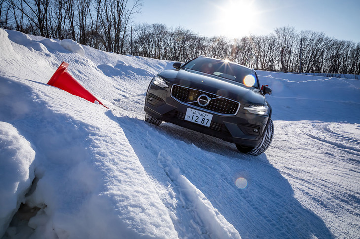 「V60クロスカントリー」のアプローチアングルは17度、デパーチャーアングルは22.8度、ランプブレークオーバーアングルは18.4度となっている。