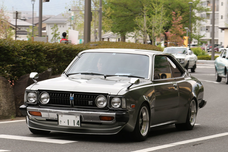 ストリートレーサー風にモディファイされた1976年「トヨペット・コロナ ハードトップ2000GT」。DOHCの18R-G型エンジンを積んだ通称“コロG”だが、手を入れられた個体は珍しい。