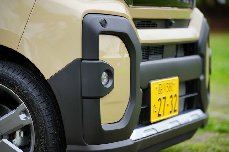 バンパーの両サイドにあしらわれたガード風のブラックパーツ。ダイハツの「D」がモチーフではないそうだ。