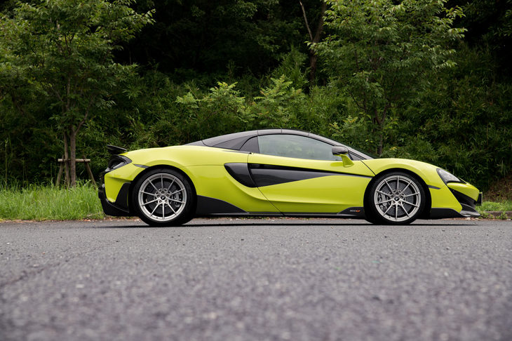 リアセクションを中心としたデザインの変更により、特に高速走行時のダウンフォースが強化された「600LTスパイダー」。全長は4604mmと、「570Sスパイダー」より74mm拡大している。