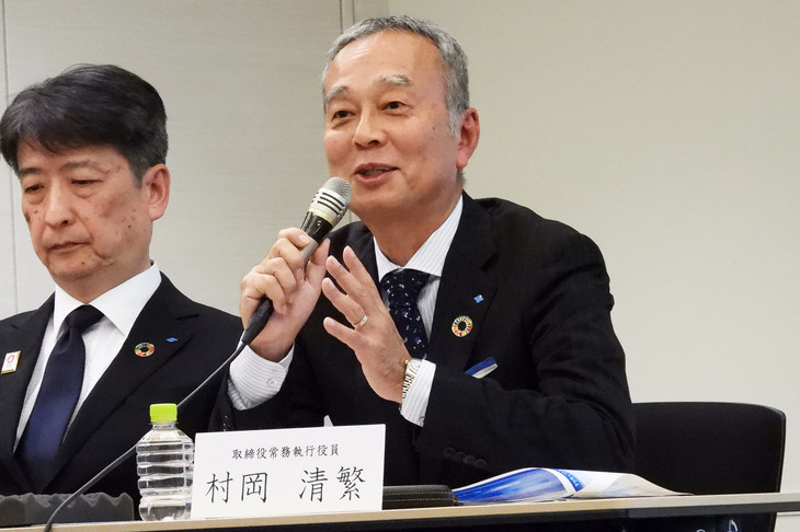 Q&Aセッションにて、報道関係者の質問に答える住友ゴム工業の村岡清繁取締役常務執行役員。