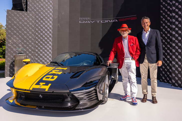 今回「ルーチェ」を4000万ドルで落札したハーバート・ワートハイム氏は、昨2025年のRMサザビーズオークションにも参加し、テーラーメイドの「フェラーリ・デイトナSP3」を2600万ドルで落札している。写真はその時のもので、赤いジャケットとフェドーラ帽の人物がワートハイム氏。右側はフェラーリでマーケティングと販売を統括するエンリコ・ガリエラ氏である。