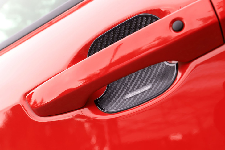 ドア開閉時につく小傷を防ぐドアハンドルプロテクター。