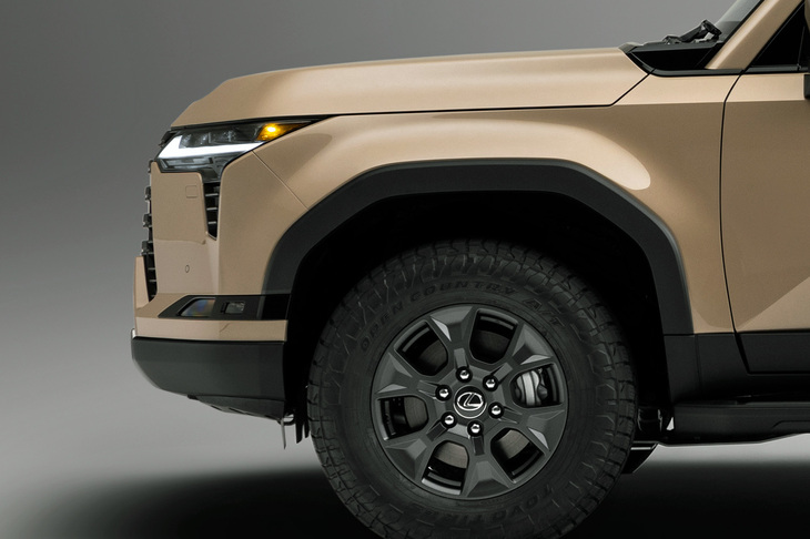 こちらは「レクサスGX」の横顔。フロントマスクが立体的（左右を斜めに削っている）でヘッドランプもサイド側に回り込んでいるので、「ランクル250」のような間延び感はない。