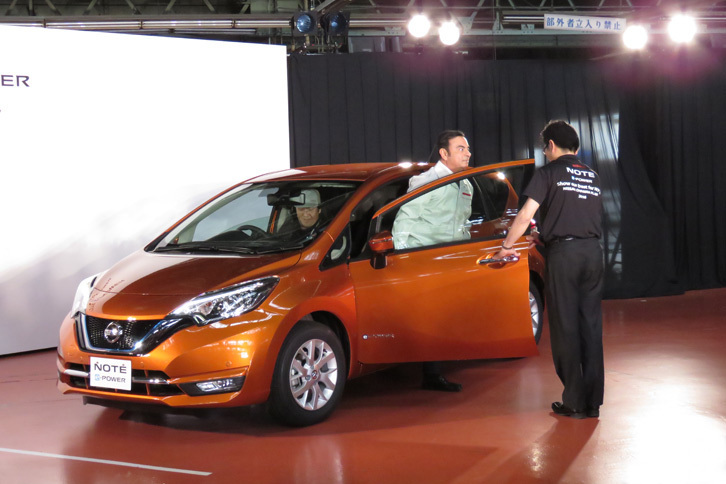 ラインオフされた「ノート」で登場したゴーンCEO。