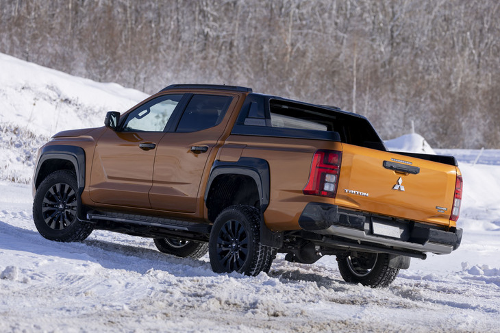 「スーパーセレクト4WD-II」と呼ばれる独自の4WDシステムを搭載。「2H」「4HLc」「4LLc」のパートタイム式に加えて、トルセン式のセンターデフを使ったフルタイム4WDも選べる。