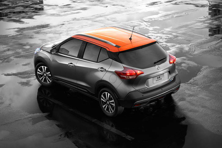 「キックス」のリアビュー。