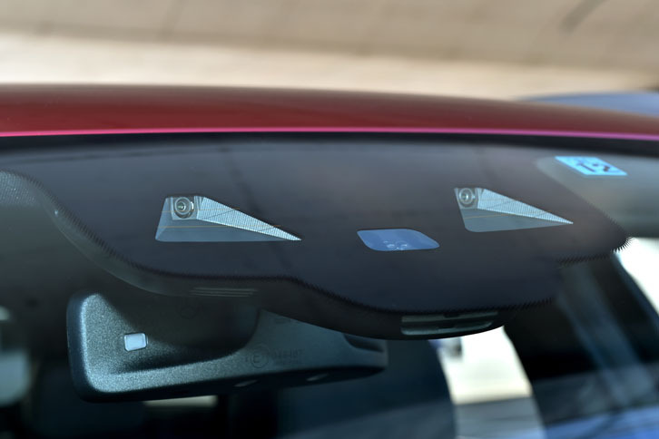 洗練された安全運転支援システムも自慢のひとつ。「ドライブパイロット」が全モデルに標準で装着される。写真はウインドシールド上部に設置されたステレオカメラ。