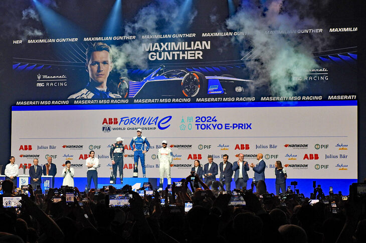 レースが終わると、ファンビレッジでは盛大な表彰式が。表彰式というよりはステージイベントといった趣で、特に“パリピ”でもない記者は、花火と巨大スクリーンの演出に、例えではなく本当に頭がクラクラした。