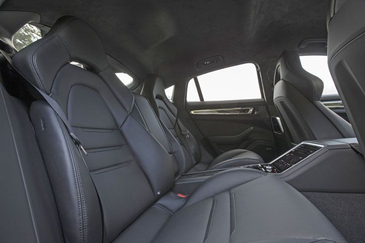 後席の定員は2人。十分なヘッドスペースを確保するために、ヒップポイントはやや落ち込み気味に設定されている。