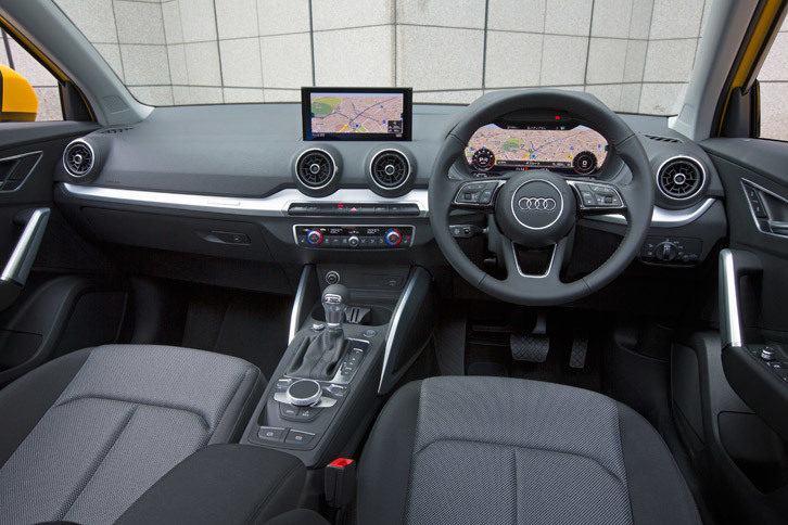 アウディQ2（インストゥルメントパネルまわり）