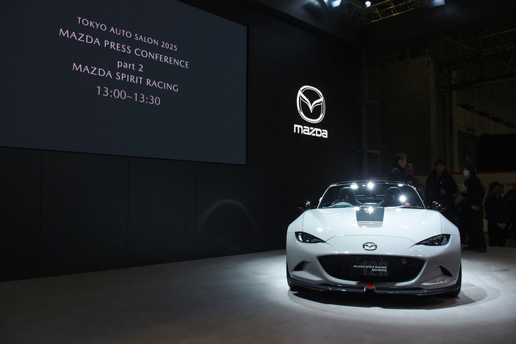 ソフトトップと2リッターエンジンの組み合わせが実現した「マツダ スピリット レーシング・ロードスター12R」。前回の東京オートサロン2024でマツダが発表した、2リッターエンジン搭載の「マツダ スピリット レーシングRSコンセプト」の市販モデルにあたる。