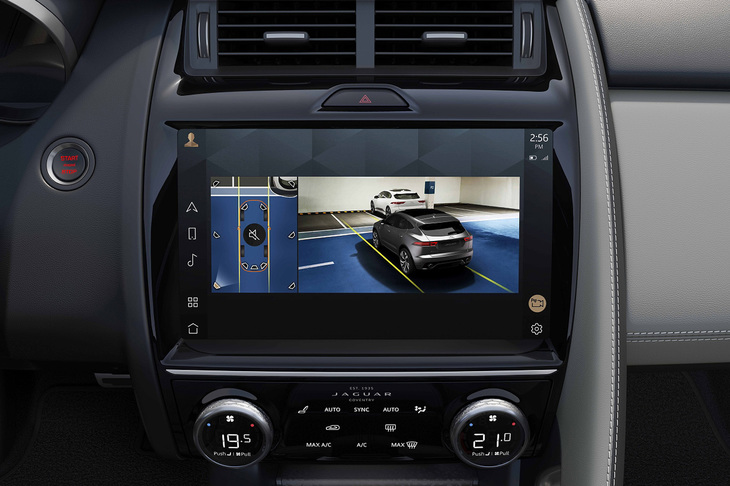 センターコンソールに11.4インチのカーブドタッチスクリーンディスプレイが備わる。