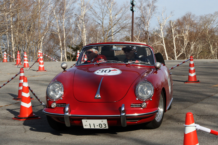 PC競技中の1963年「ポルシェ356Cカブリオレ」。1948年に誕生した356シリーズの最終モデル。2日目のヒルクライムで、Fクラス（1954～65年のスポーツカー）で優勝した。