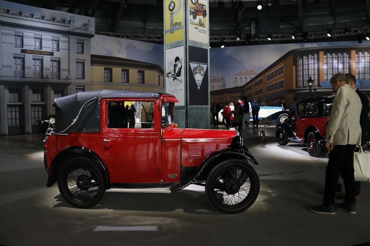 「BMW 3/15 PS DA 2コンバーチブル3シーター」（1929年）。1930年からは3座または4座のセダンに、2座コンバーチブルも追加された。