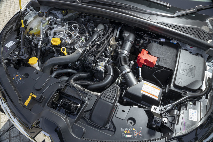 「キャプチャー」に搭載される1.3リッター直4ターボエンジンは、最高出力154PS、最大トルク270N・mを発生。最新の「ルーテシア」に比べ23PSと30N・m増しのスペックとなる。トランスミッションは「7EDC」と呼ばれる7段DCTを組み合わせている。