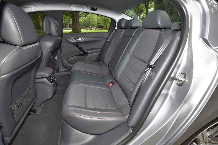 シートカラーはダークグレーのみ。後席の背もたれには6：4の分割可倒機構が備わる。