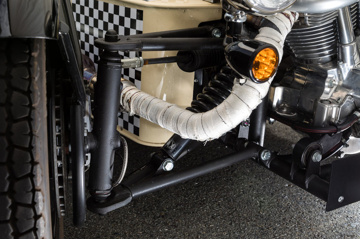 サスペンションは、前が上下2つのAアームでタイヤを支持するダブルウイッシュボーン式。後ろはシンプルなカンチレバー式で、タイヤを挟む左右2本のコイルオーバーでショックを吸収する。