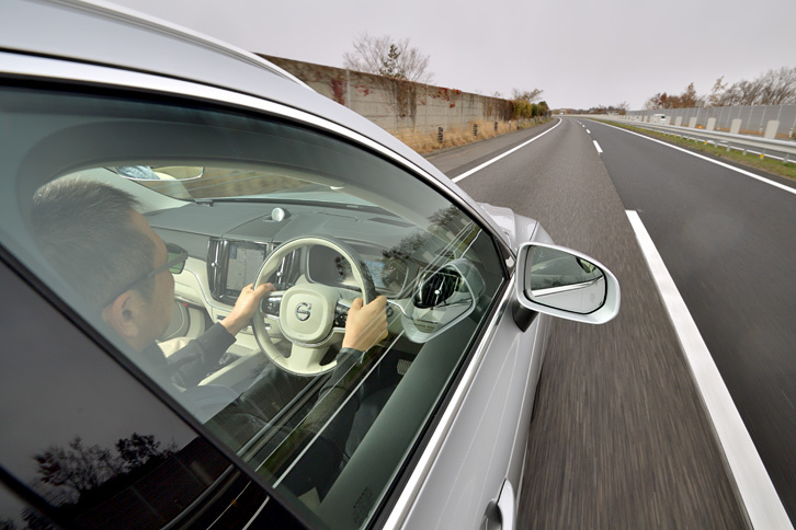 東北道を行く。新型「XC60」の全モデルには、ステアリングサポート機能のついたCity Safetyや対向車線衝突回避支援システムなど、16種類の先進安全・運転支援機能「IntelliSafe（インテリセーフ）」が標準装備されている。車線維持支援機能「パイロットアシスト」は、システムが積極的に介入してステアリングをしっかり操作するタイプ。